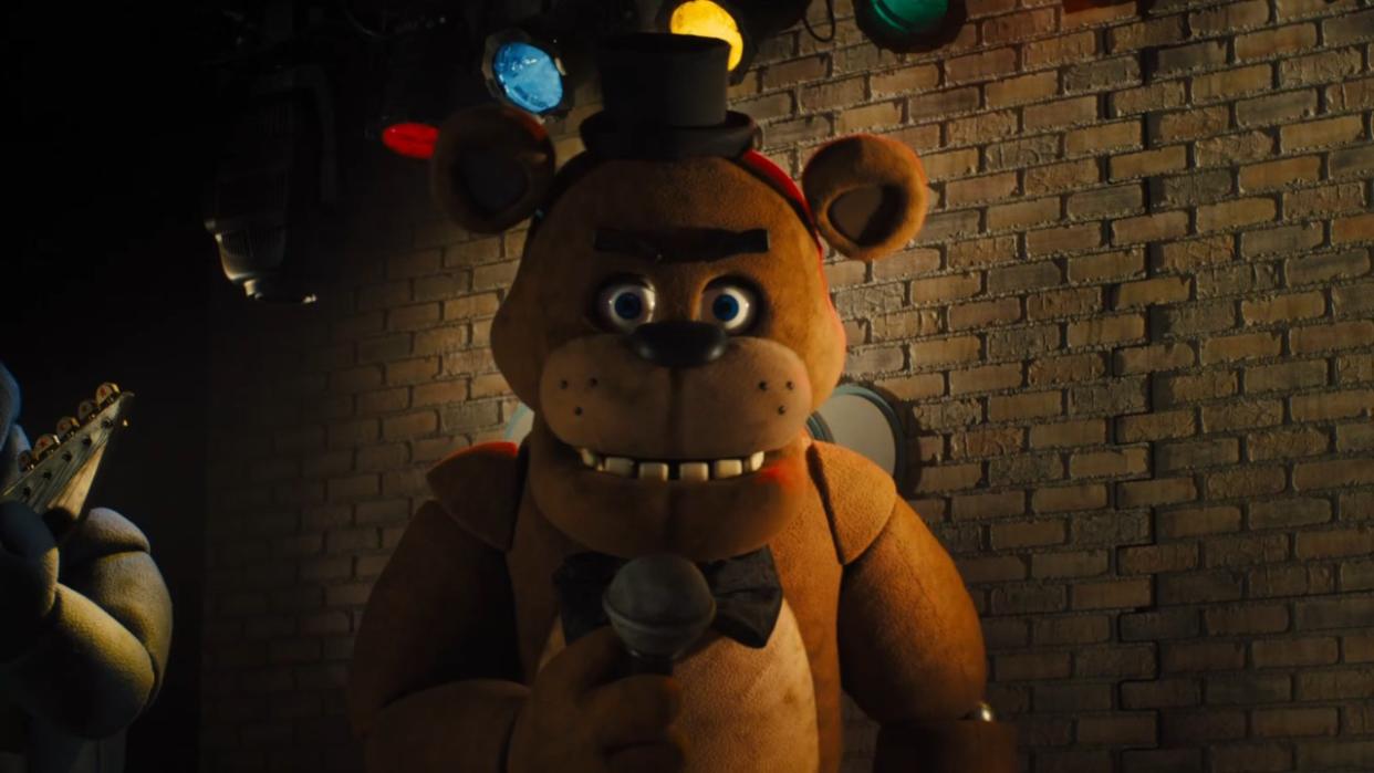  Freddy Fazbear on stage in Five Nights at Freddy's movie. 