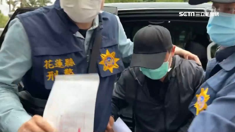 李義祥被警方押往地院開聲押庭。