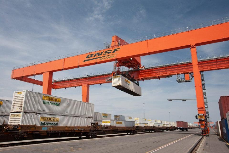 BNSF Railway officials reported that its Los Angeles Hobart Intermodal Facility set a record for on-time performance and safety.