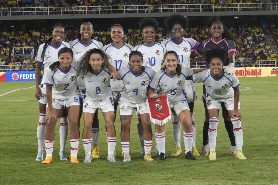 La selección de Panama previo al amistoso contra Colombia rumbo al Mundial femenino, el miércoles 21 de junio de 2023, en Cali, Colombia. (AP Foto/Fernando Vergara)