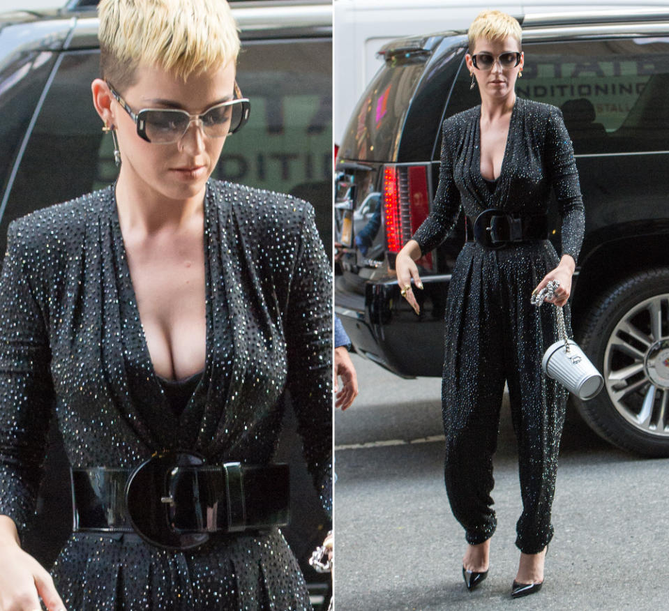 Es soll ja mal Zeiten gegeben haben, da hieß es, Pixie-Cuts und Hosen seien nicht sexy. Katy Perry trat auf dem Weg zu Jimmy Fallons Talkshow in diesem aufregend skulpturierten Strass-Jumpsuit von Michael Kors den Gegenbeweis an – mit tatkräftiger Unterstützung ihres traumhaften Dekolletés. (Bilder: Splash News)