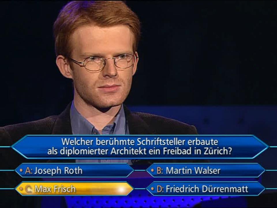 <p>Von der Einführung des Euro profitierte er als Erster: Gerhard Krammer, Philosophie-Student aus Regensburg bekam im Oktober 2002 als erster Kandidat die "wertvollere" Quiz-Million aufs Konto überwiesen. Der damals 24-Jährige wusste, dass der Schriftsteller Max Frisch "als diplomierter Architekt ein Freibad in Zürich" erbaute ... (Bild: MG RTL D)</p>