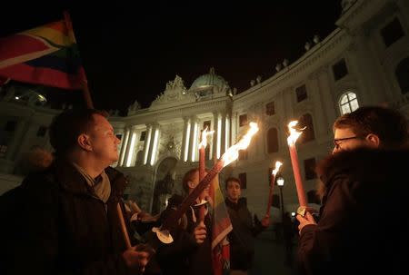 Demonstrators hold candles in a protest demanding no government participation for the far right in Vienna, Austria, November 15, 2017. REUTERS/Leonhard Foeger