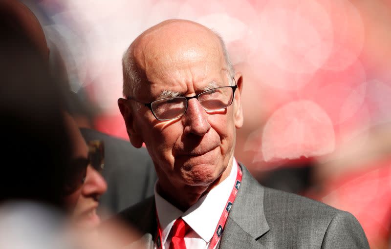 FOTO DE ARCHIVO-Bobby Charlton antes de un partido, en Londres