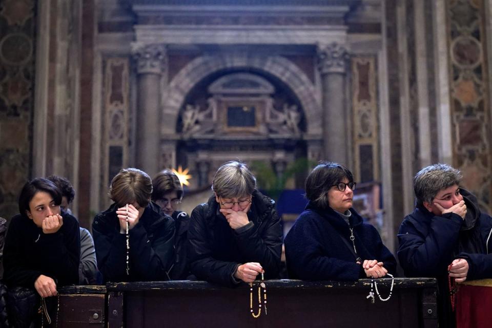 People pray at Pope Benedict‘s lying in state on January 3 (Getty Images)