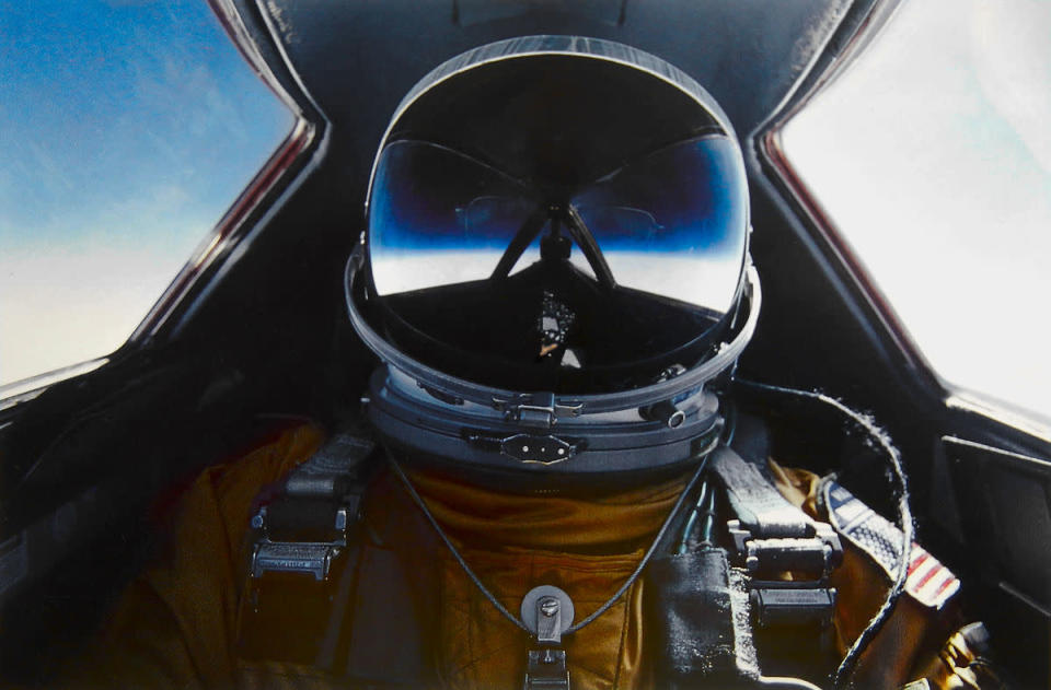 1200px Brian_Shul_in_the_cockpit_of_the_SR 71_Blackbird