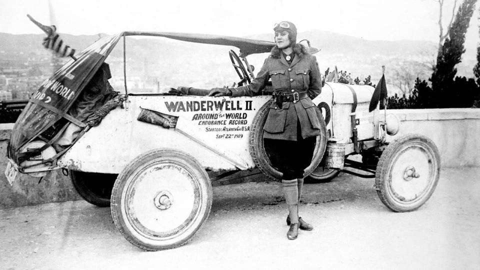 Aloha Wanderwell, la primera mujer que en 1922 dio la vuelta al mundo en un Ford Model T.