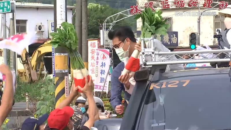美濃的支持者送上白玉蘿蔔給陳其邁，祝他順利當選以及身體健康。