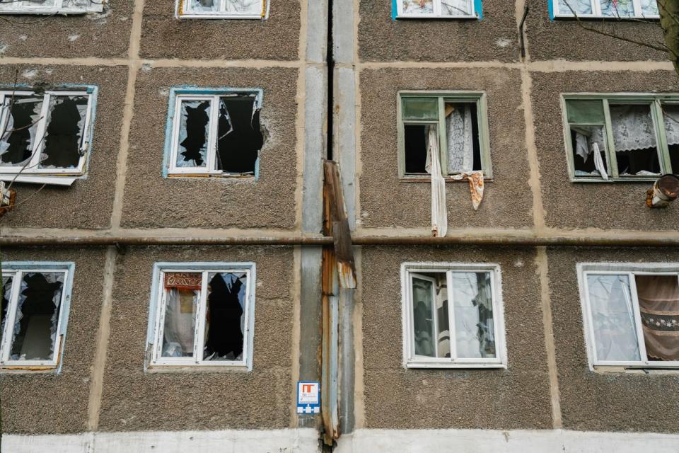 Broken windows in a civilian housing in Krasnohorivka, Donetsk Oblast, Ukraine on February 2, 2024. (Olena Zashko/The Kyiv Independent)