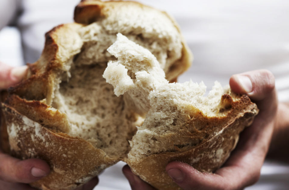 El pan caliente se puede comer sin problema alguno. Foto: Getty Creative