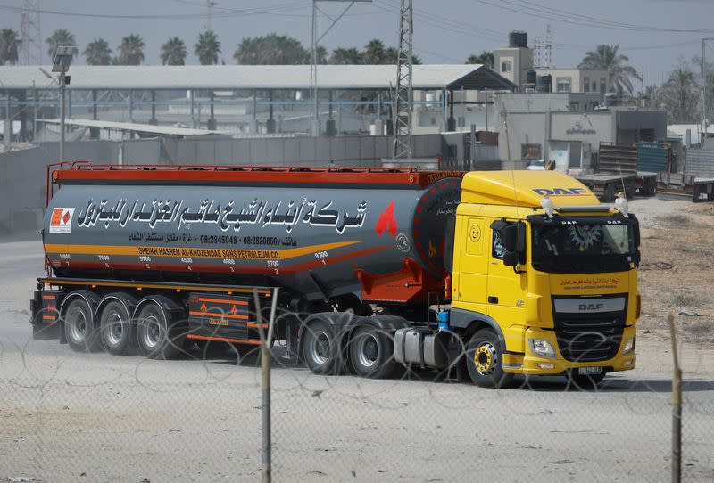 Un camión que transporta combustible para la única central eléctrica entra en Gaza durante un alto el fuego