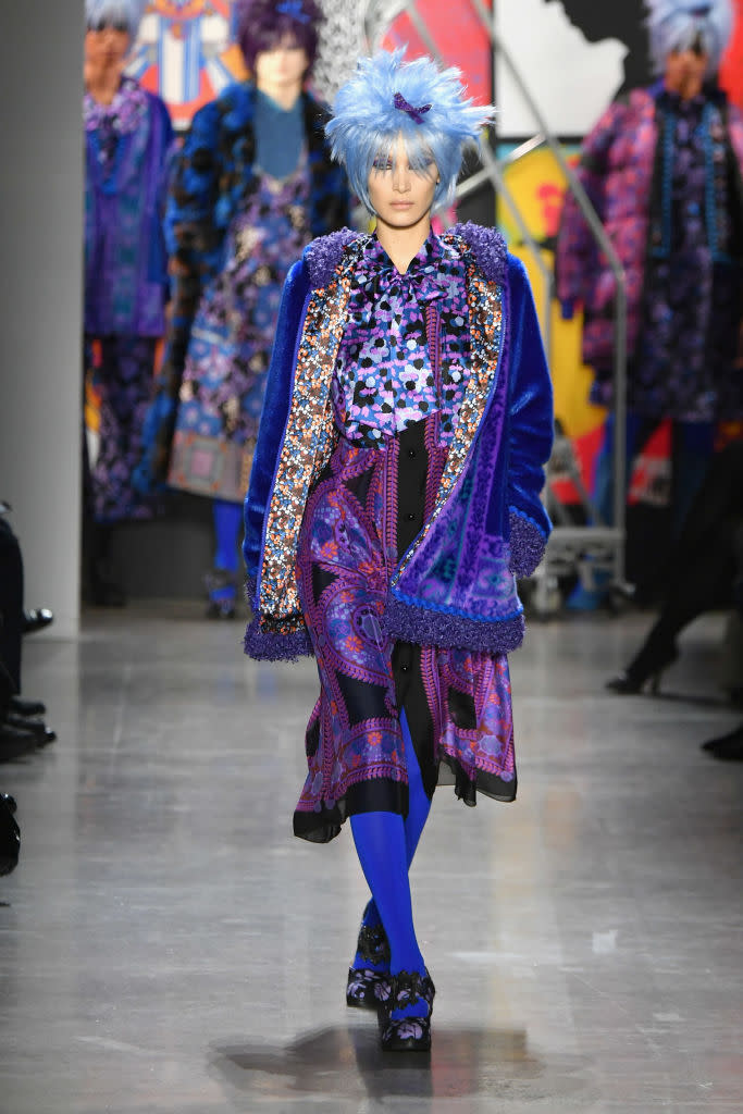 <p>Anna Sui verwandelte Model Bella Hadid in eine punkige 60er-Jahre-Braut. Ihre Herbst-Winter-Kollektion 2019 lief unter dem Titel “Poptimism”. (Bild: Mike Coppola/Getty Images for NYFW: The Shows) </p>