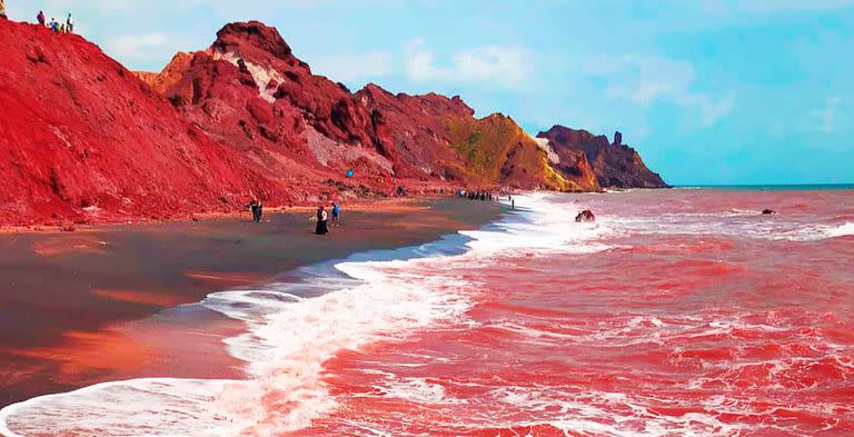 La impresionante playa "sangrienta" de la isla Ormuz, en Irán