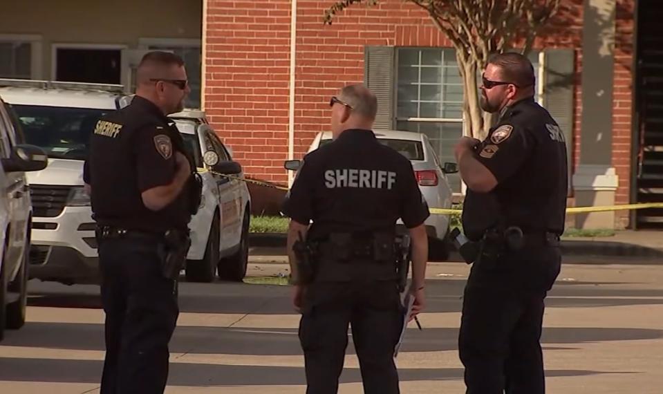 Policías acudieron al complejo de apartamentos City Parc II, en el oeste de Houston, Texas, donde rescataron a tres niños que vivían solos con el cadáver de un cuarto menor en una habitación. (Captura de video / ABC13)