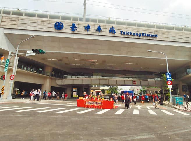 台中市東區大智路打通工程10日舉行通車典禮，未來火車站前後站貫通，民眾開心不用繞道而行、交通更順暢。（張妍溱攝）