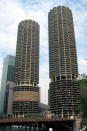 <b>Marina City (Chicago, EE.UU.)</b><br> Terminadas en 1964, estas torres idénticas fueron diseñadas como una pequeña plaza en el corazón de la ciudad. Originalmente el complejo incluía una sala de conciertos, tiendas, una pista de patinaje y pistas de bolos. El parqueo se hizo famoso en la película The Hunter (1979). Flickr/<a href="http://www.flickr.com/photos/wallyg/" rel="nofollow noopener" target="_blank" data-ylk="slk:Wallyg;elm:context_link;itc:0;sec:content-canvas" class="link ">Wallyg</a>/Creative.Commons