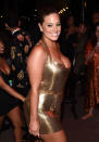 Ashley Graham strahlt nicht nur mit ihrem Lächeln, sondern auch dank des goldfarbenen Mini-Kleids mit Disco-Kugel-Prägung. (Bild: Getty Images)