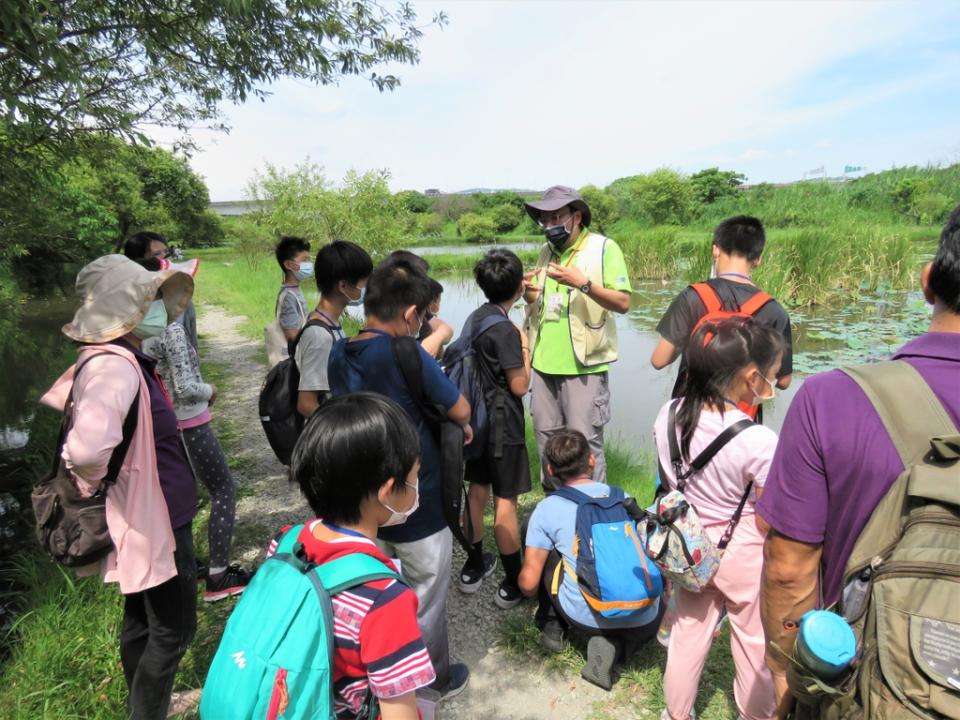 《圖說》帶領學員至新海三期人工濕地進行生態導覽。〈環保局提供〉