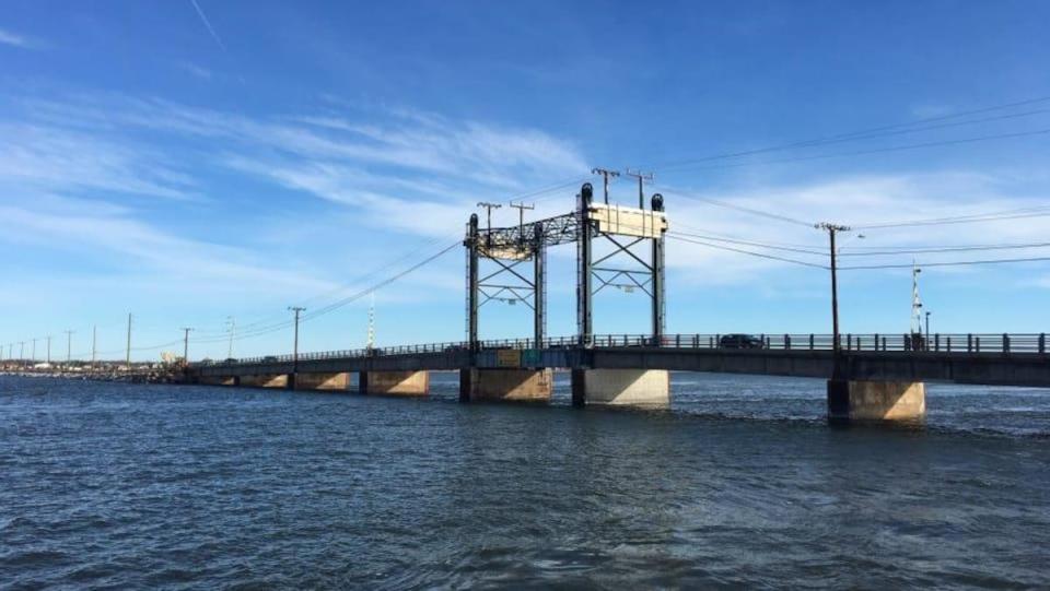 Wilfred Roussel, a former Liberal MLA now running for the Greens in Shippagan-les-Îles, told CBC News that a new bridge between Shippagan and Lamèque to replace the existing bridge, seen here, would be on the party’s list of conditions. 