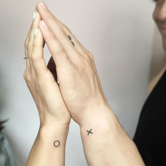 <p>Die Symbole für Kuss (X) und Umarmung (O) sind ideal für ein süßes Partner-Tattoo auf dem Handgelenk.<br>(Foto: Instagram/@kat3roo) </p>