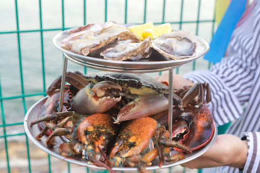 tanah merah - live seafood feast