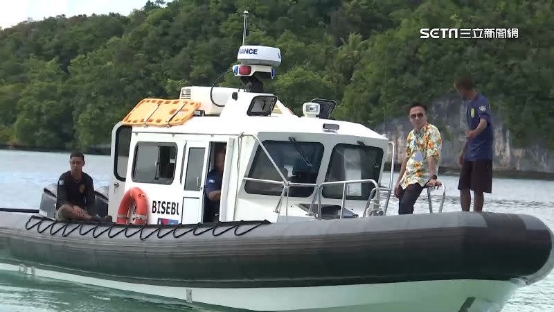 台灣贈予帛琉的巡防艇上印有台灣和帛琉兩國的國旗。