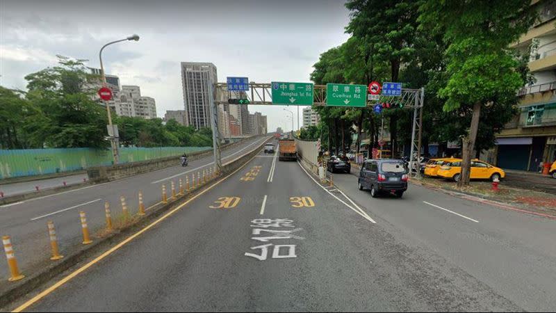 原PO看中高架橋旁的房子。（圖／翻攝自Google Map）