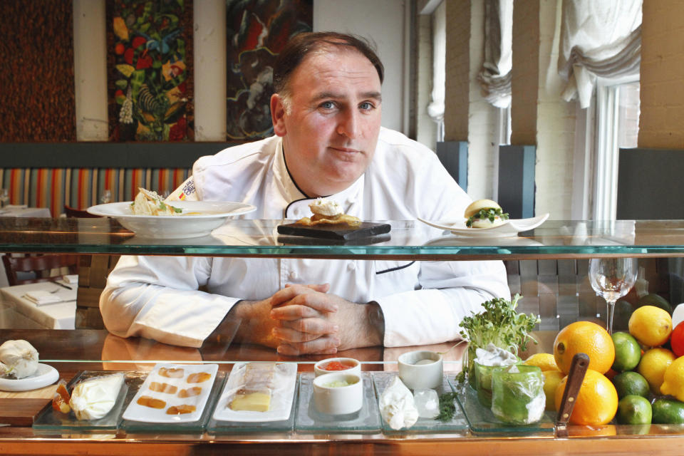 El chef español José Andrés servirá pollo creado en laboratorio en su restaurante de Washington. (AP Photo/Jacquelyn Martin)