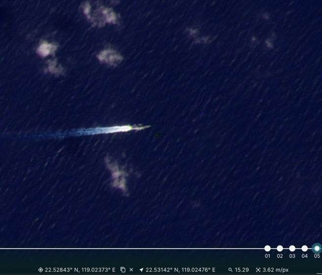 歐洲衛星在巴士海峽拍攝到中共052D驅逐艦的照片，它正由台灣海峽往台灣東南海域美英航空母艦集結方向航行。（圖／ 推特@planet）
