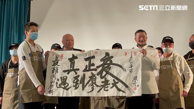 22加盟主對廖老大提出告訴，並舉白布條嗆「最難喝的飲料！真正衰遇到廖老大！」（圖／記者劉沛妘攝影）