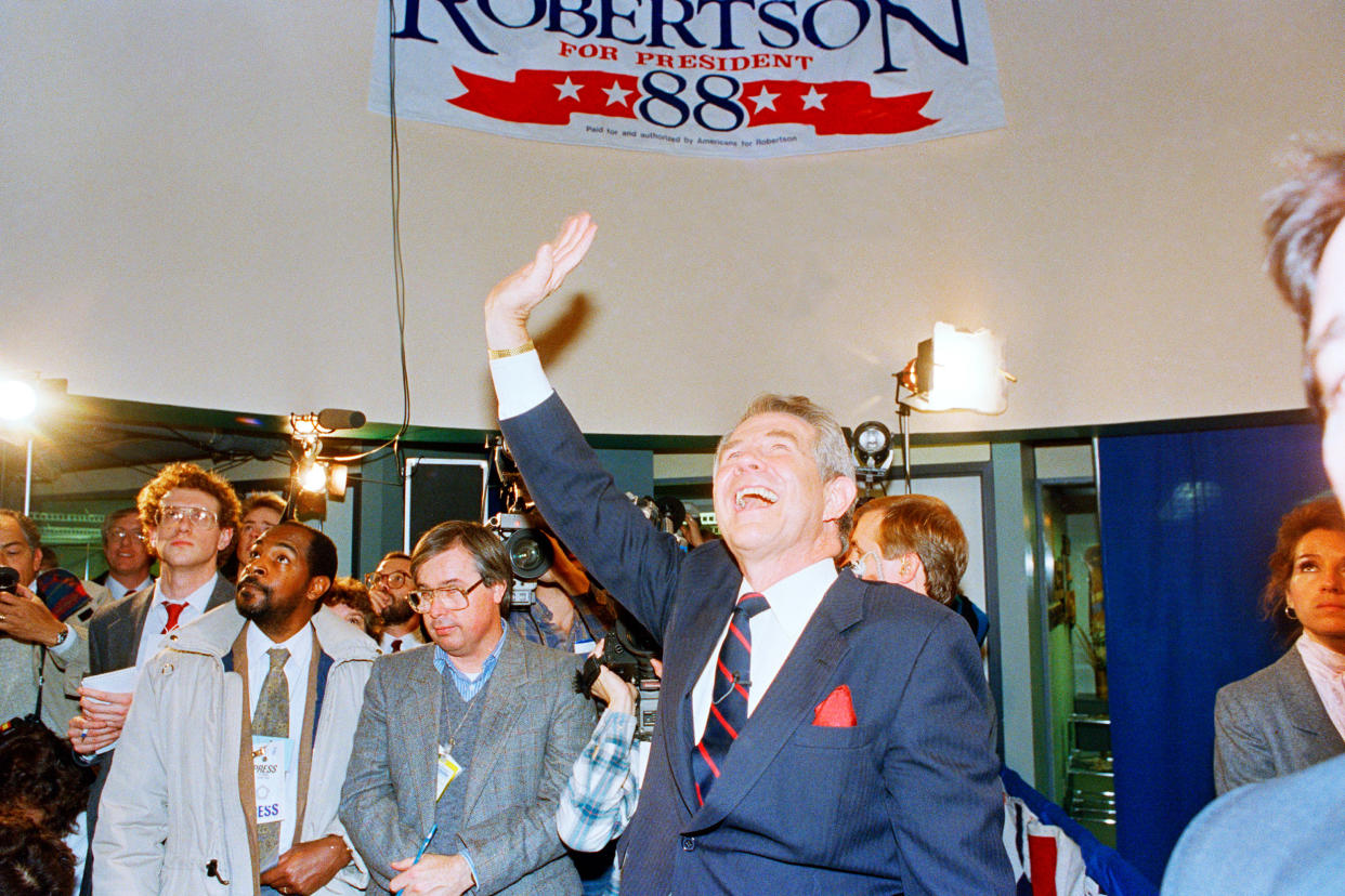 Pat Robertson waves to supporters Des Moines, Iowa, on Feb. 9, 1988.  (Peter Southwick / AP)