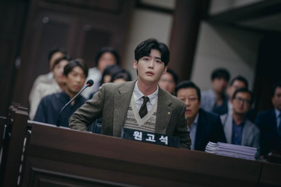 李鍾碩在劇中飾演衰運纏身的律師，為求生存變身詐騙天才。（Disney+提供）