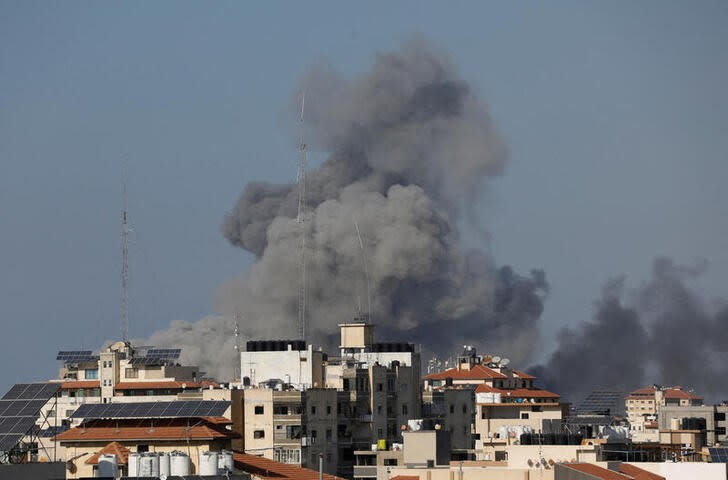 El humo se eleva luego de un bombardeo de Israel sobre Haza. Octubre 12, 2023. REUTERS/Saleh Salem