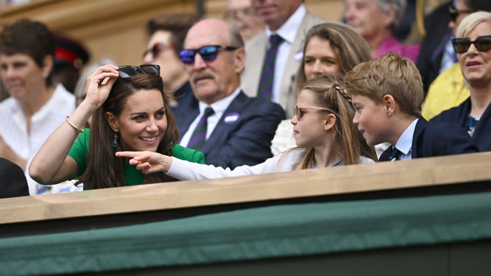 Kate (izquierda) lució un vestido verde mientras Charlotte y George la acompañaban en el emocionante partido de cinco sets entre Carlos Alcaraz y Novak Djokovic.  - Dylan Martínez/Reuters