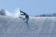 <p>Les fortes ravales de vent à PyeongChang ont causé bien des soucis (et des chutes) aux participants de l’épreuve de slopestyle. La preuve avec Klaudia Medlova, qui en a fait l’amère expérience. (crédit Getty) </p>