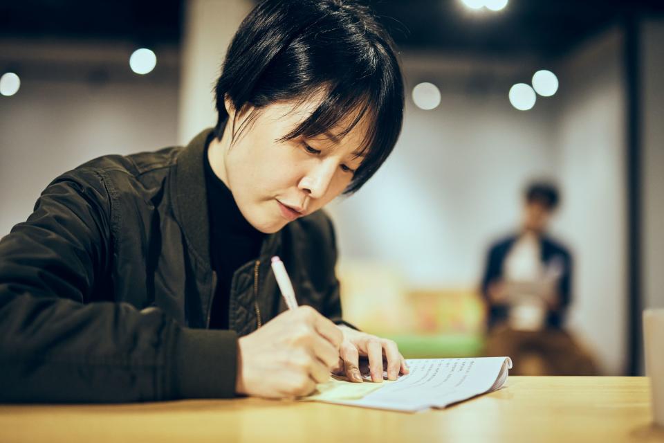 ▲蔡亘晏飾演新婚不久的「小柔」，她想要送劇中角色一個算命師。