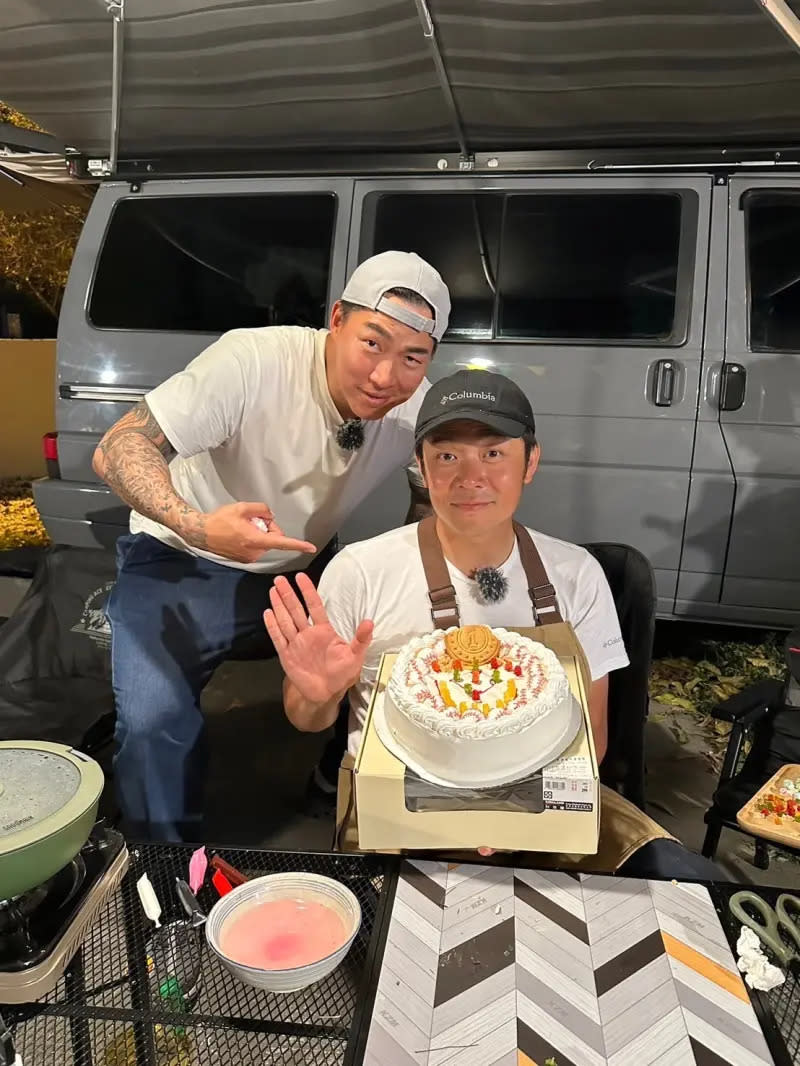 ▲郭泓志和姚元浩端出親自為棒球小選手做的蛋糕。（圖／好看娛樂提供）