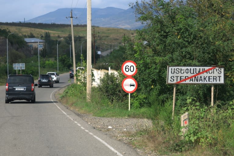 Un panneau de signalisation écrit en arménien indique la fin de la ville de Stepanakert, capitale de la région du Haut-Karabakh contrôlée par l'Azerbaïdjan, le 2 octobre 2023, lors d'un voyage de presse organisé (EMMANUEL DUNAND)