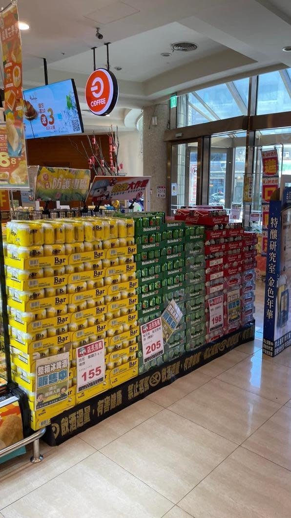 超市內的啤酒、可樂10箱為一疊堆得非常高。（翻攝自臉書社團「我愛全聯-好物老實說」）