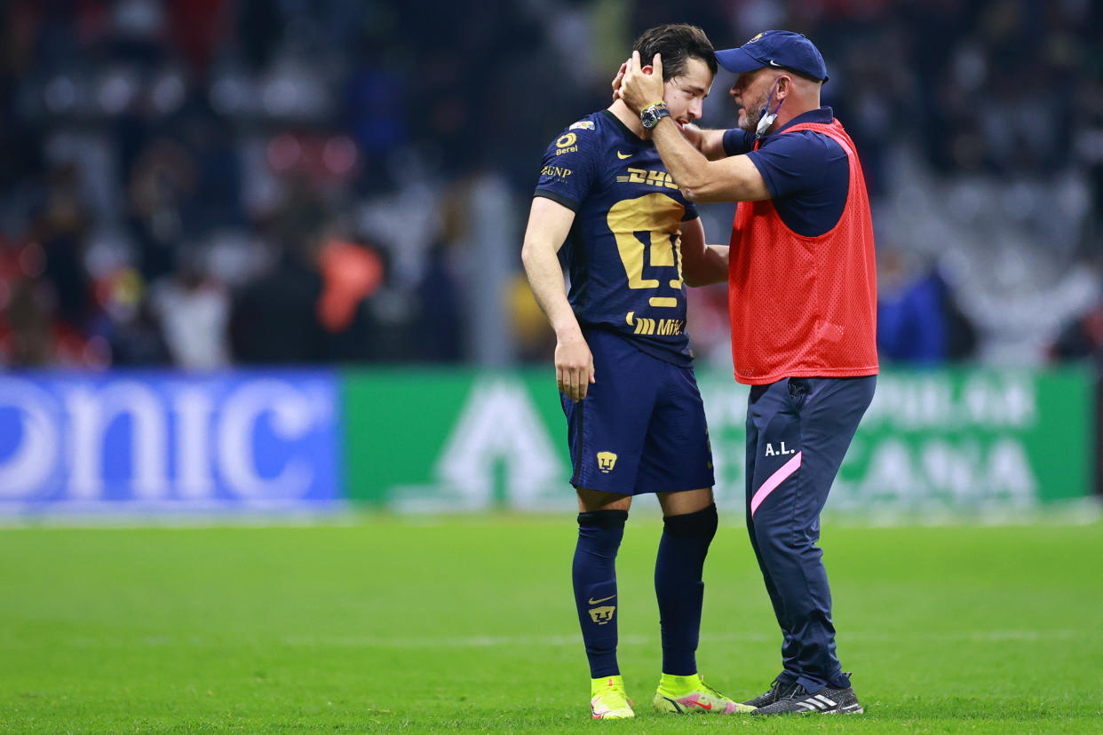 Andres Lillini, director técnico de Pumas de la UNAM y Alan Mozo celebran tras ganar al América en los cuartos de final del Torneo Grita México A21 de Liga MX en el Estadio Azteca  el 27 de november de 2021 en la Ciudad de México. (Foto: Héctor Vivas/Getty Images)