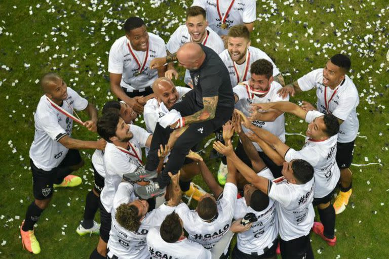 Los jugadores llevan en andas al entrenador campeón. Jorge Sampaoli logró su primer título en el fútbol brasileño