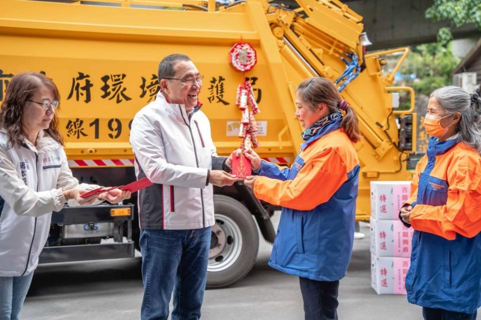 《圖說》今年初侯友宜市長特別前往中和清潔隊慰勞清潔隊員，新北市也持續提高隊員福利。〈環保局提供〉