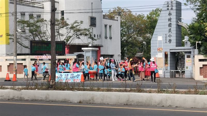 永靖國小把學校裡的樂器都搬到大門口為選手們加油。（圖／記者林辰彥攝影）