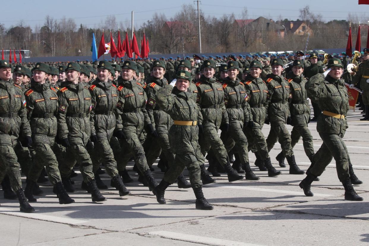 Russische Soldatinnen bei den Proben für die Militärparade zum Tag des Sieges, 18. April 2022. - Copyright: Contributor/Getty Images