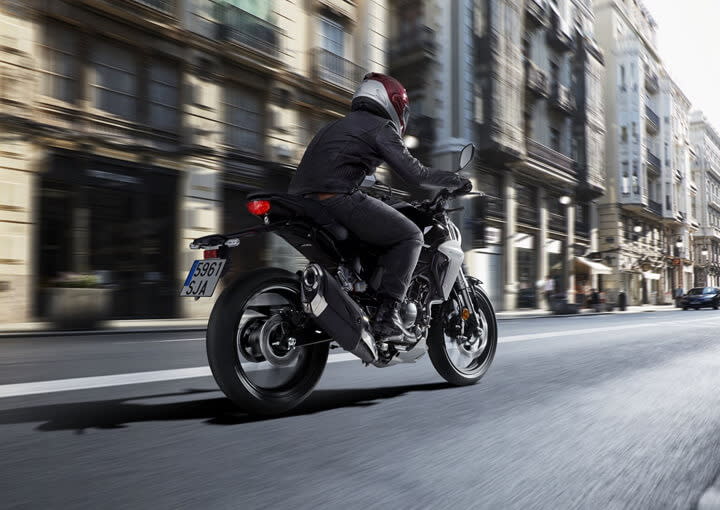 圖／2020 Honda CB300 R ABS以286cc單汽缸引擎做為動力來源，在濃濃復古氛圍的外型下，也能提供令騎士感到刁鑽靈活的趣味設定。