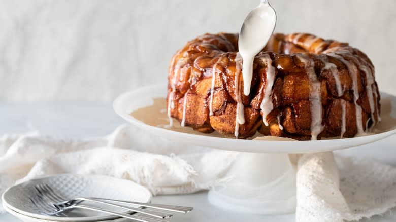 Cinnamon roll monkey bread