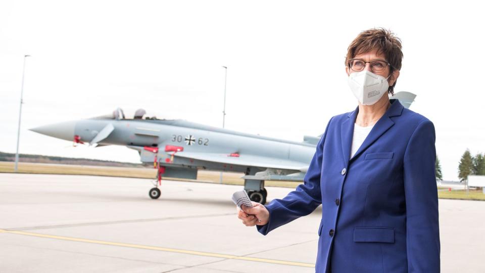 Verteidigungsministerin Annegret Kramp-Karrenbauer vor einem Eurofighter, der vom Luftkampfsystem FCAS abgelöst werden soll.