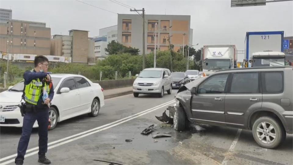 砂石車疑方向盤故障 失控自撞分隔島波及兩車