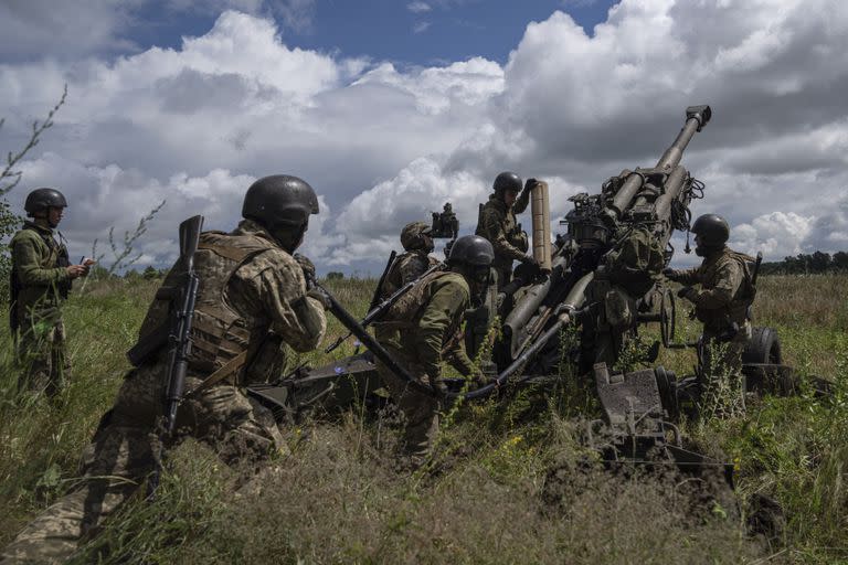 ARCHIVO - Soldados ucranianos se preparan para dispararles a posiciones rusas con un cañón M777 suministrado por Estados Unidos, el 14 de julio de 2022, en la región de Járkiv, Ucrania. (AP Foto/Evgeniy Maloletka, archivo)