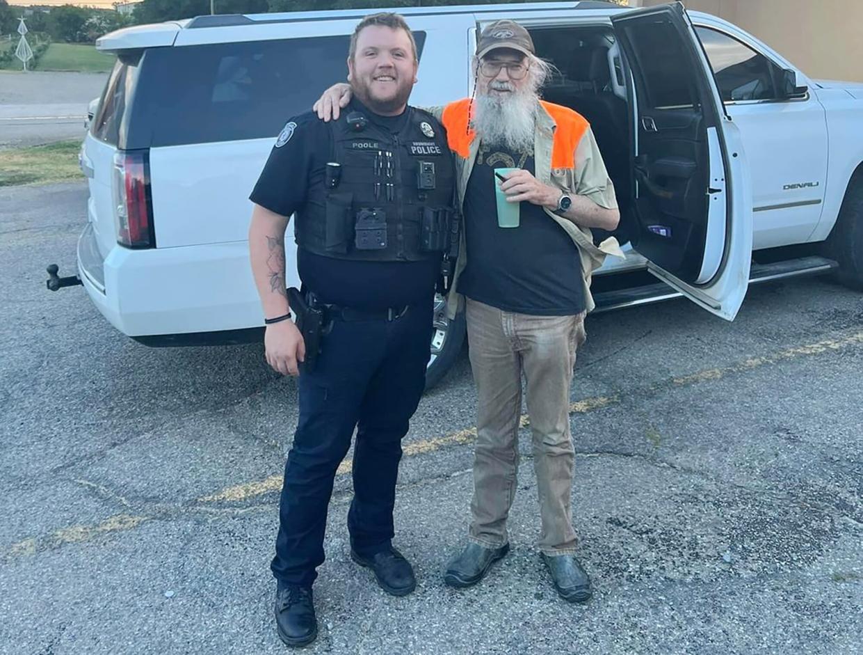 Drumright Police Department. https://www.facebook.com/100068804546584/posts/368740092096139. Duck Dynasty’s Uncle Si Delights Police Officer He Meets at Restaurant: ‘Pretty Darn Cool’.